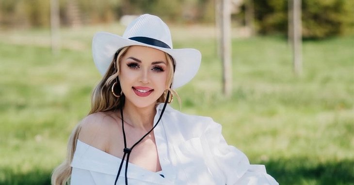 Від феншуй-талісманів та молитви до електрошокера: Наталія Валевська здивувала вмістом сумочки