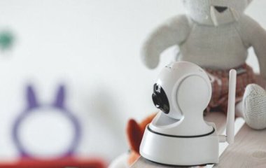 Мама нажахана, почувши, як незнайомка розмовляє з її сином через подаровану радіоняню