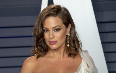 Беременная plus size модель Эшли  Грэм показала округлившийся живот в эффектной фотосессии