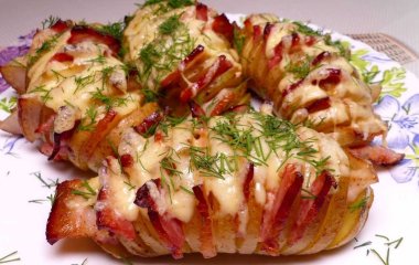 Картофель с сыром и пикантной колбасой 