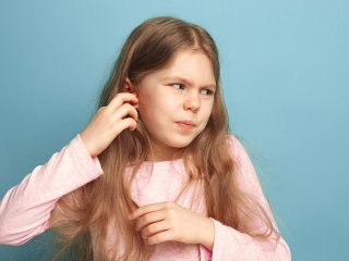 Біль у вусі після купання: лікарка пояснила, що таке «вухо плавця» і чим воно небезпечне