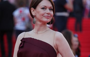 Ирина Безрукова вышла в свет в черном кружевном платье