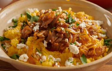 Готовим украинский банош с вешенками и сыром