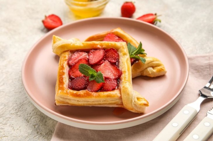 Балуемся домашними плюшками: готовим пирог со сливами и ягодные слойки