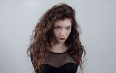 Певица Lorde позировала в купальнике