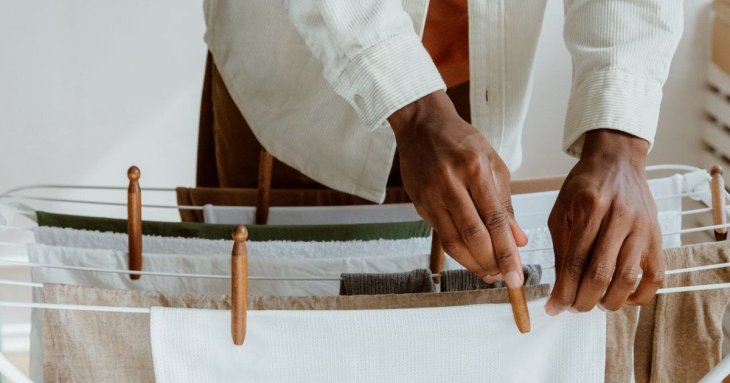 Ця помилка під час прання перетворює білі речі на сірі — ви теж її робите