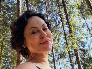 Ексдружина Кличка після повернення до України показала 97-річну бабусю й як з нею час проводить
