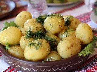 Лікар розповіла кому краще зменшити споживання картоплі