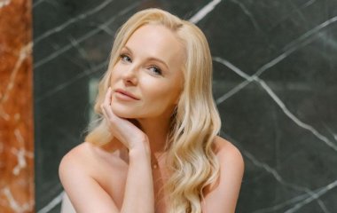 Дарья Трегубова смешно поплавала в бассейне и засветила стройную фигуру в розовом купальнике