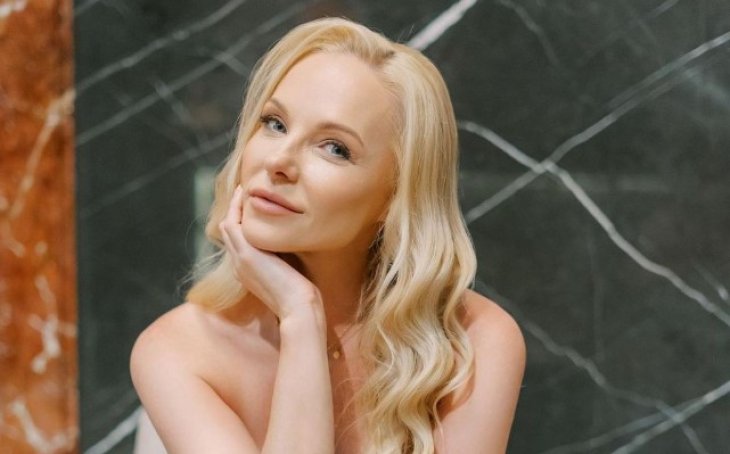 Дарья Трегубова смешно поплавала в бассейне и засветила стройную фигуру в розовом купальнике