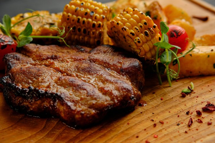 Апетитні свинячі медальйони: рецепт ситної м'ясної страви