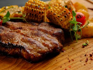 Аппетитные свиные медальоны: рецепт сытного мясного блюда