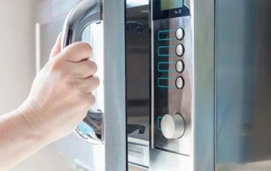Еколог-експерт роз'яснив, що відбувається з продуктами у НВЧ-печі