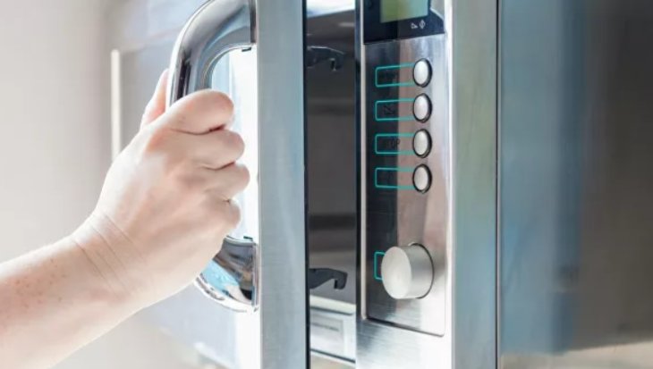Еколог-експерт роз'яснив, що відбувається з продуктами у НВЧ-печі