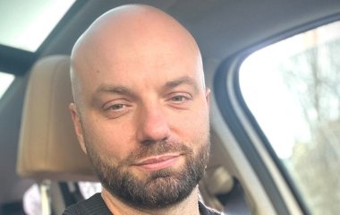 Відомий український ведучий показав свою 95-річну бабусю та зачарував її стильним виглядом
