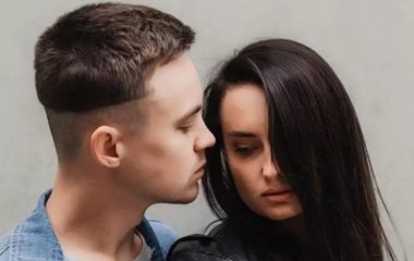 Дружину Пивоварова заскочили на публіці на тлі чуток про вагітність: фани помітили округлий животик