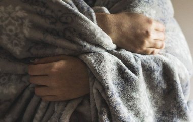 Поради допоможуть пережити дуже холодний січень: зігріваємось у квартирі, коли на вулиці мінус 15