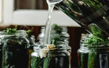 Огірковий розсіл не виливають: шість несподіваних способів його використання у домі від досвідчених господинь