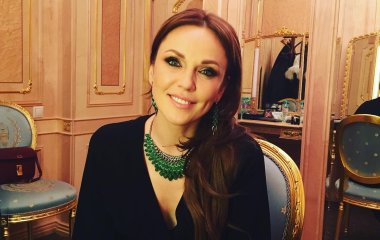 Альбина Джанабаева опубликовала архивное фото с  родителями