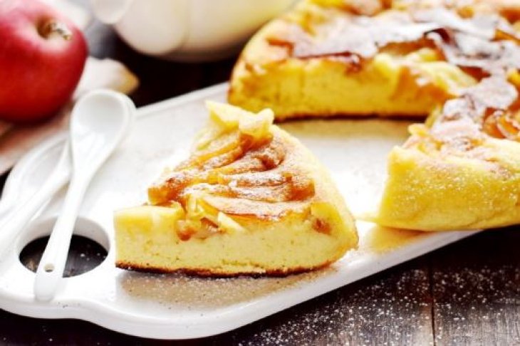 Яблочная шарлотка на сковороде