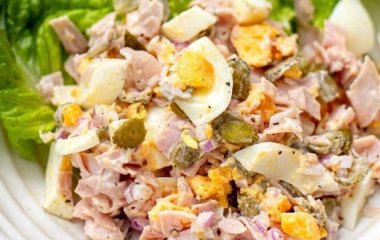 Этот яичный салат с маринованными огурцами и ветчиной произведет фурор