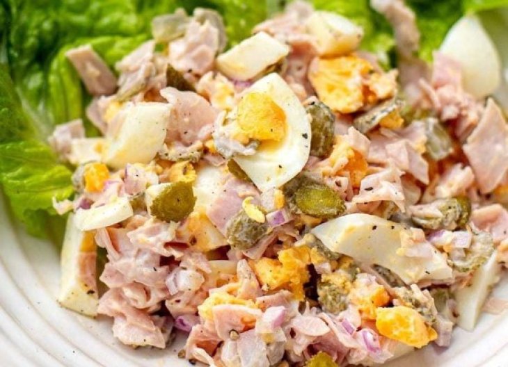 Этот яичный салат с маринованными огурцами и ветчиной произведет фурор