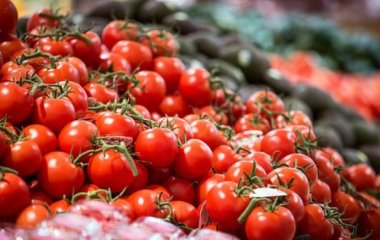 Лікар розповіла, кому не можна їсти помідори