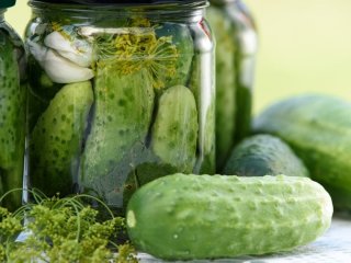Мариновані огірки більше не будуть м’якими: ось що треба зробити перед консервацією овочів