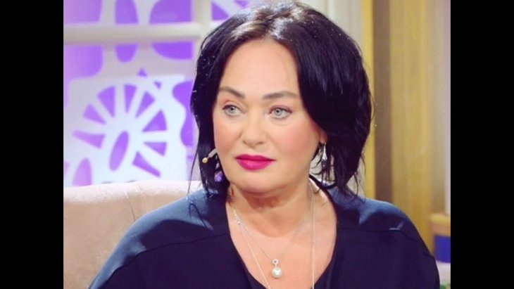 Лариса Гузеева выбрала для новогодней съемки блестящее платье