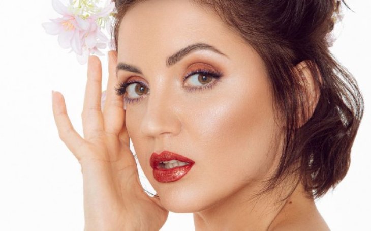 Оля Цыбульская со слезами на глазах показала результаты косметологической процедуры