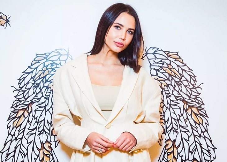 Сладкий соблазн: девушка Тимати поделилась фото в сексуальном платье шоколадного оттенка