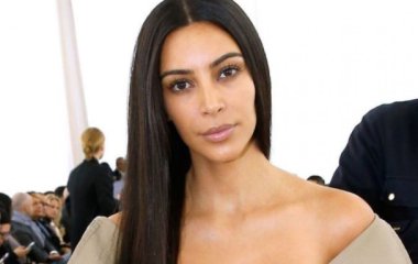 Ким Кардашьян похвасталась вантажным плащом за 1800 долларов 