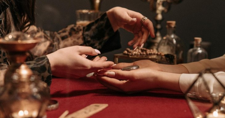 Чи можна вірити гадалкам в Інтернеті: відомий священник-блогер відповів