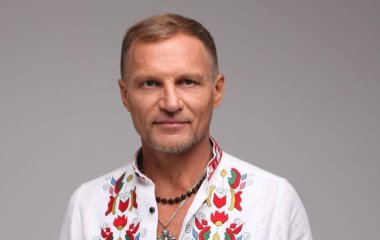 Олег Скрипка показав маму-красуню і потішив її сюрпризом напередодні важливого свята