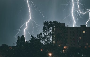 Ці шість речей в жодному разі не можна робити під час грози: можна викликати пожежу або травмуватися