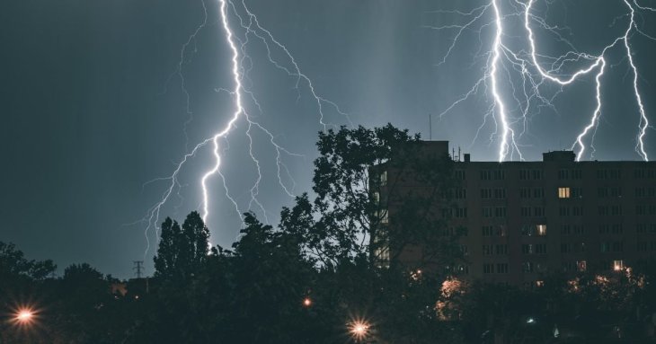 Ці шість речей в жодному разі не можна робити під час грози: можна викликати пожежу або травмуватися