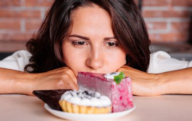 Как уменьшить желание есть сладкое и выпечку: полезные советы диетолога