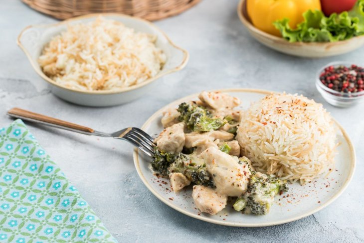 Диетическое и сытное блюдо: рецепт куриного филе с брокколи