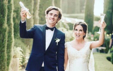 Жена звезды «Барселоны» Антуана Гризманна родила ему третьего ребенка. Все они появились на свет 8 апреля, а одного могли зачать в России