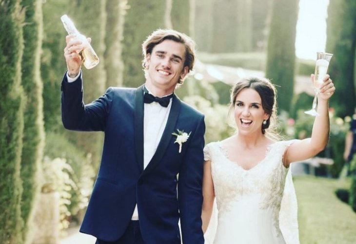 Жена звезды «Барселоны» Антуана Гризманна родила ему третьего ребенка. Все они появились на свет 8 апреля, а одного могли зачать в России