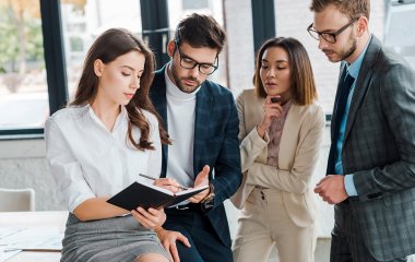 Розмовляйте про роботу, а не про це: 9 заборонених тем у будь-якому колективі