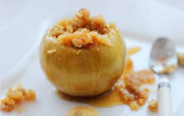 Печеные яблоки с начинкой из цукатов под ягодным сиропом