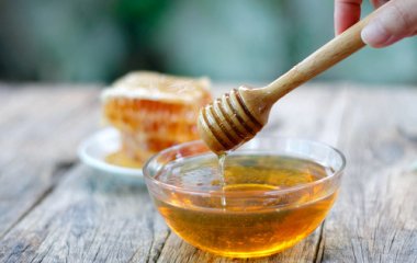 Может навредить здоровью: насколько опасно есть старый мед