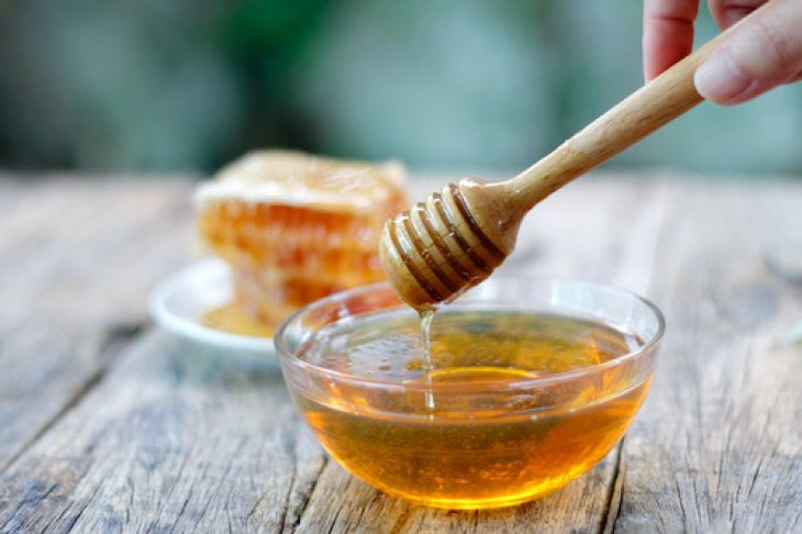 Может навредить здоровью: насколько опасно есть старый мед