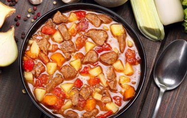 Говяжий фарш, консервированные томаты и специи: рецепт бургер-супа в духовке