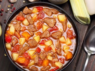 Яловичий фарш, консервовані томати та спеції: рецепт бургер-супу в духовці