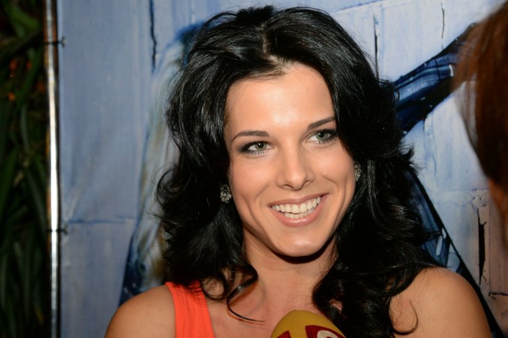 Ольга Романовская позировала в полосатом купальнике