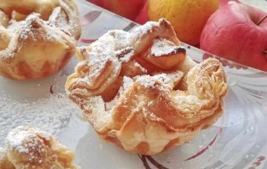 Слойки с яблоками и творогом: простой рецепт