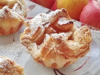 Слойки с яблоками и творогом: простой рецепт