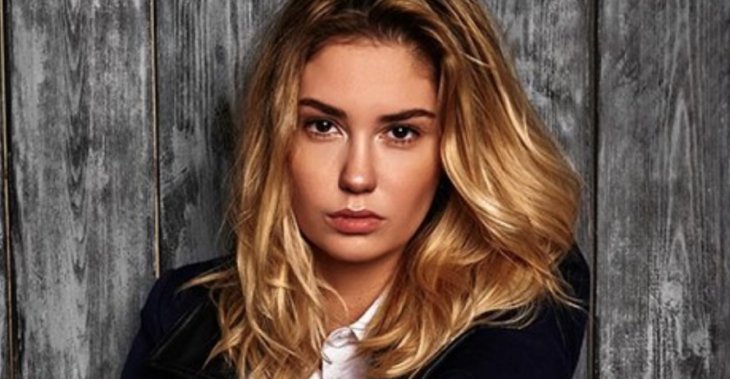 Мокрая Агата Муцениеце похвасталась упругой грудью